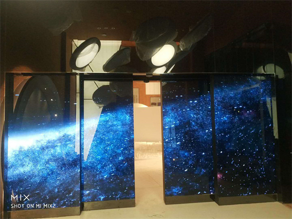 猛追湾p2高清对开门显示屏